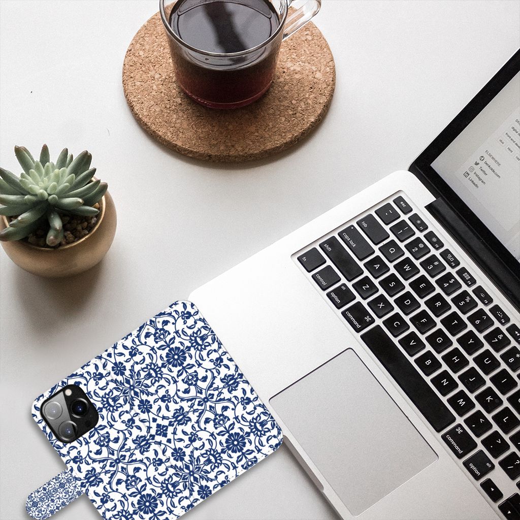 iPhone 14 Pro Hoesje Flower Blue met bloemenpatroon, perfect voor stijl en functionaliteit 🌼