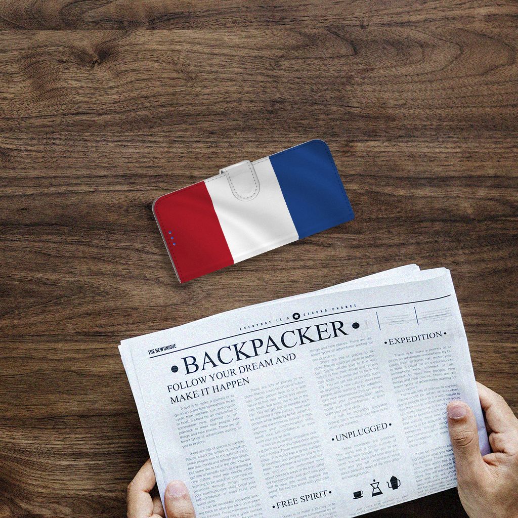 OPPO Reno 6 Pro Plus 5G Bookstyle Case Nederlandse Vlag op een houten tafel met een krant ernaast.