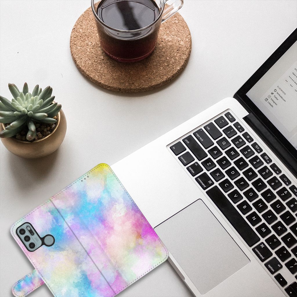 Hoesje Motorola Moto G60s Watercolor Light op een bureau met laptop en plant, kleurrijk en uniek ontwerp.
