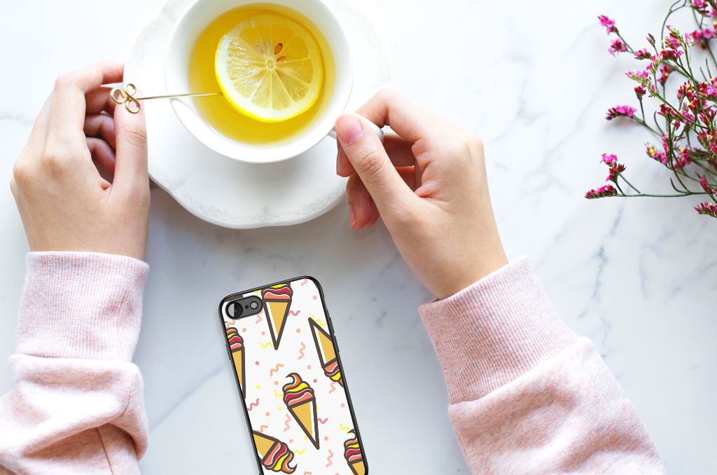 iPhone SE 2022 | SE 2020 | 7/8 Back Cover Hoesje Icecream met hand die een kopje thee vasthoudt op een marmeren tafel.