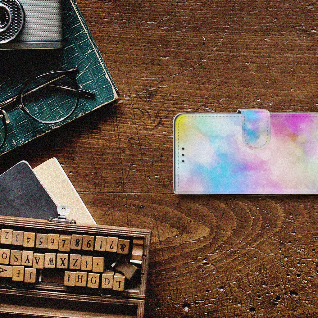 Hoesje Xiaomi Mi 9 SE Watercolor Light op een houten tafel met diverse items en pastelkleuren.