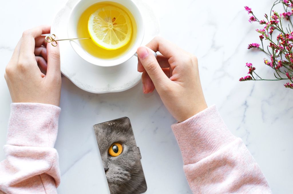 Telefoonhoesje met Pasjes Xiaomi 11T | 11T Pro Britse Korthaar met indrukwekkende kattenblik en een kopje thee
