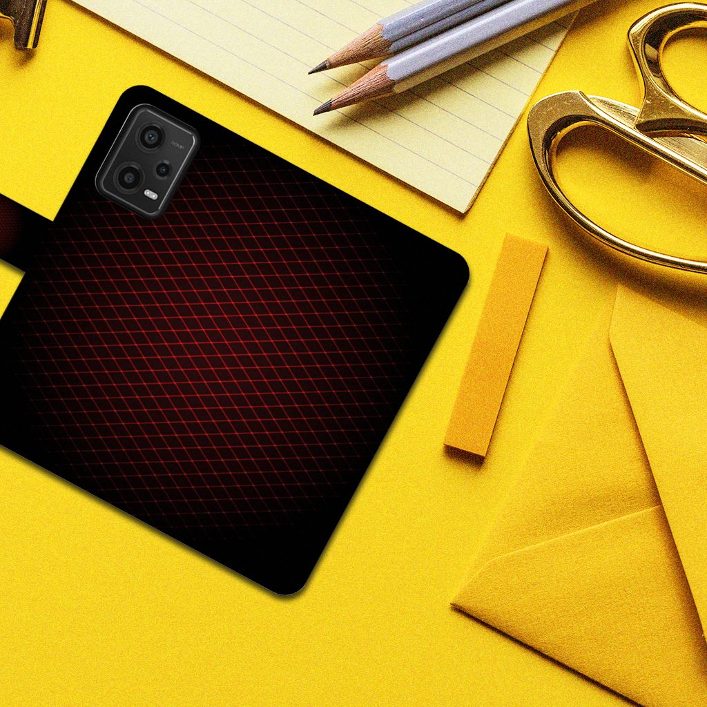 Xiaomi Redmi Note 12 5G | Poco X5 Telefoon Hoesje Geruit Rood op een bureau met schrijfmateriaal.