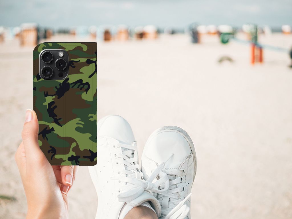 iPhone 15 Pro Hoesje met Magneet Army Dark in camouflaged design op het strand 👟