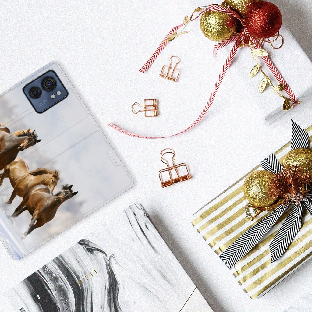 Motorola Edge 40 Hoesje maken Paarden op een tafel met kerstdecoratie en cadeaus.