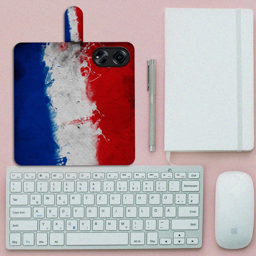 OPPO A98 5G Bookstyle Case Nederland met Nederlandse vlag op een bureau met toetsenbord en notitieboek.