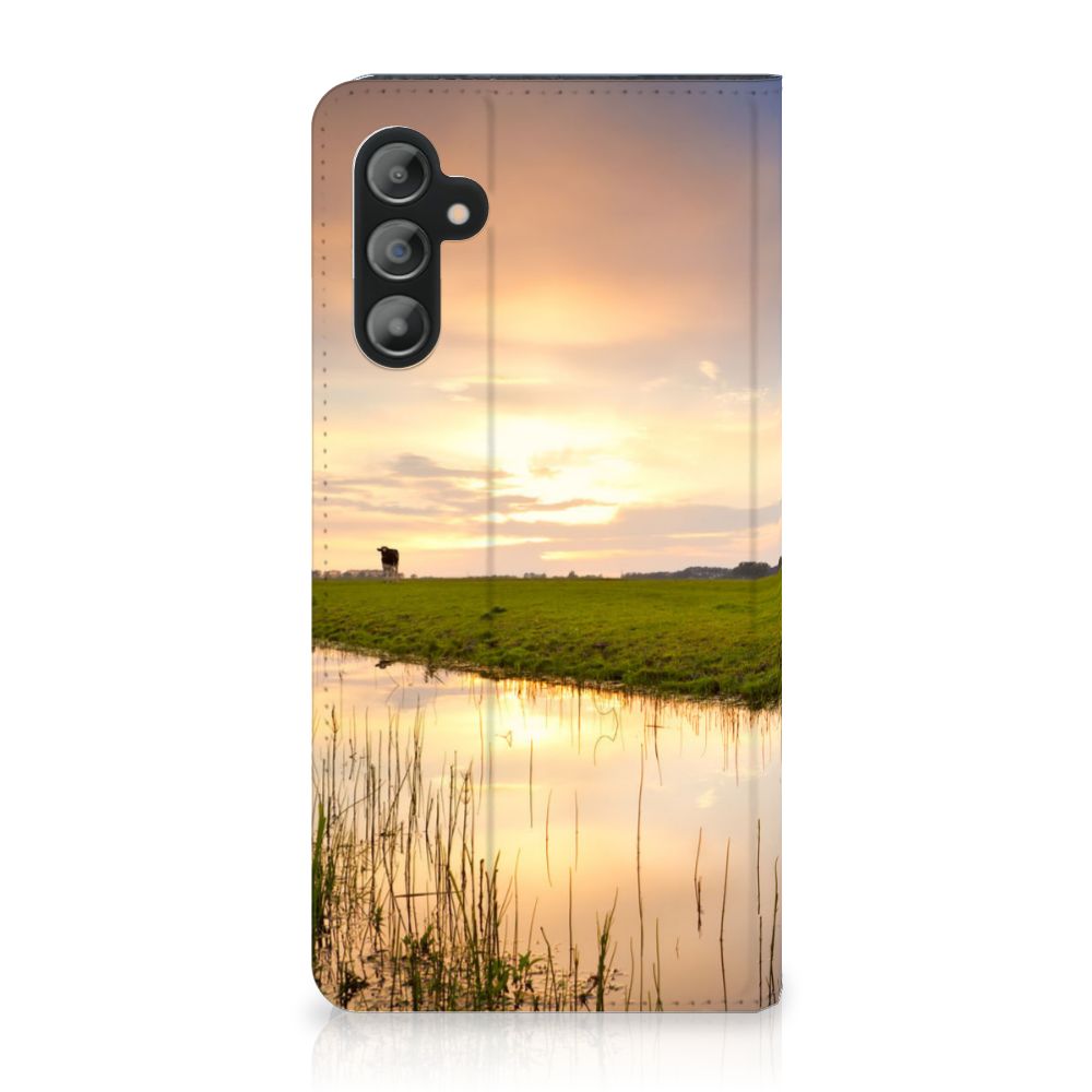 Samsung Galaxy A14 5G Hoesje maken Koe met koe en ondergangszon reflectie in het water.