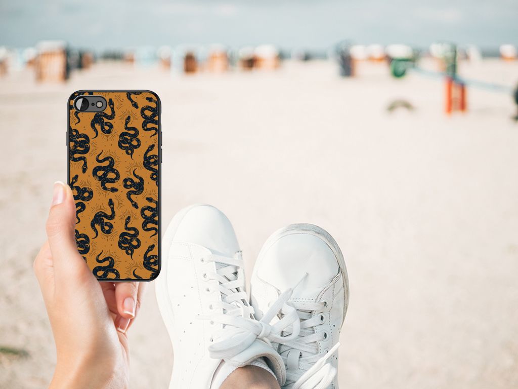 Dierenprint Telefoonhoesje voor iPhone SE 2022 | SE 2020 | 7/8 Snakes op het strand met witte sneakers.