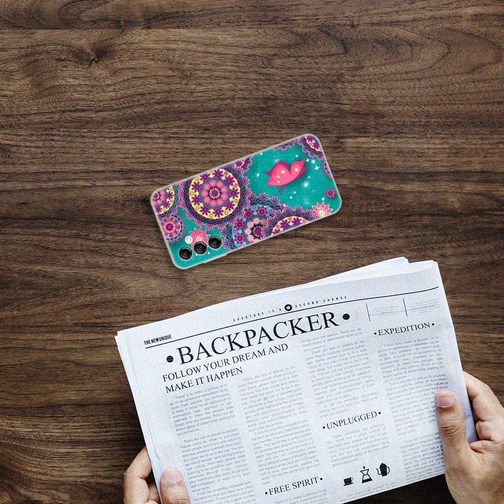Samsung Galaxy A14 5G Hoesje maken Cirkels en Vlinders op een houten tafel met krant ernaast.