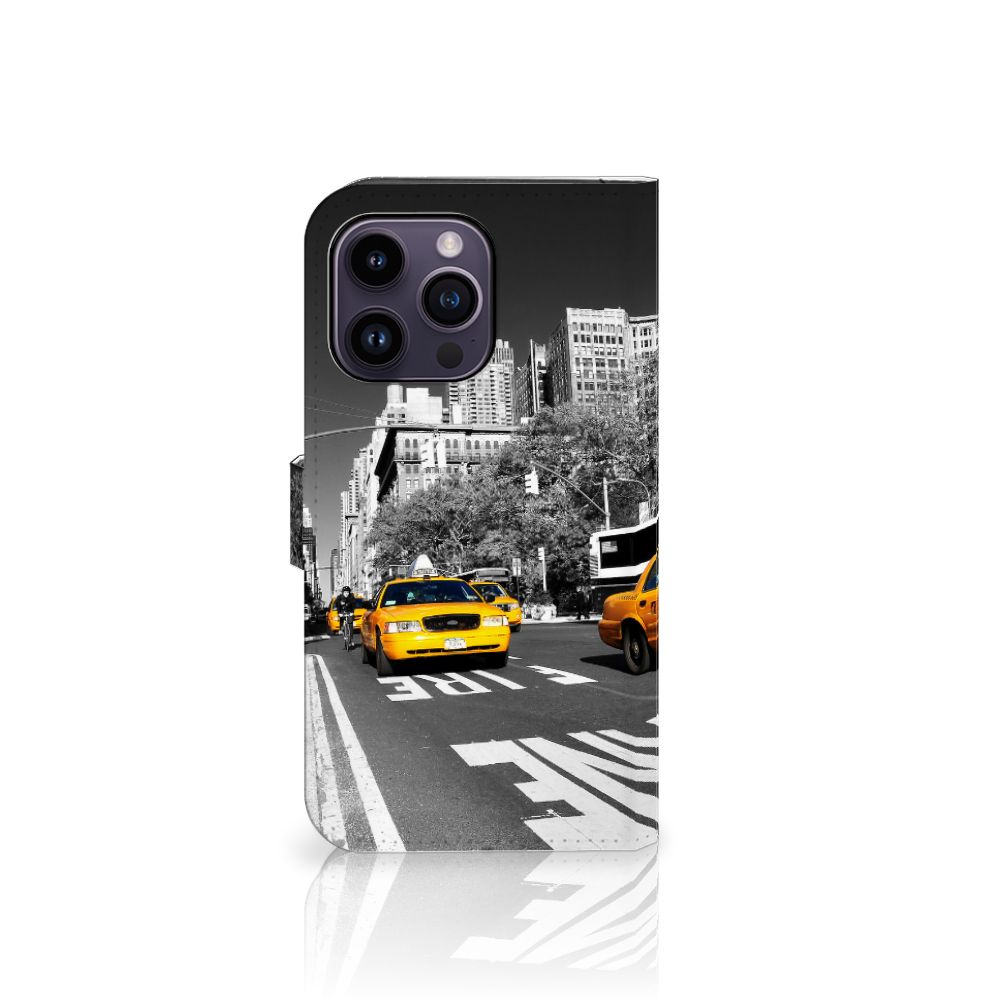 iPhone 15 Pro Max Flip Cover New York Taxi met een iconisch taxi ontwerp en stadsachtergrond. 🚕