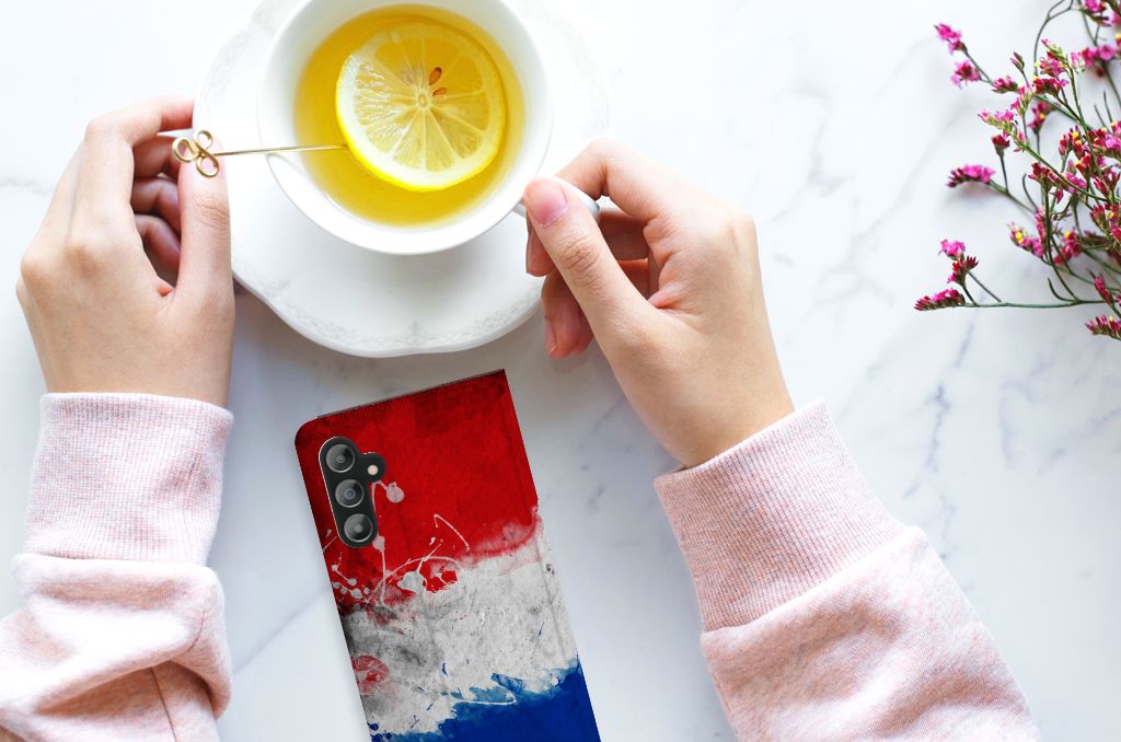 Samsung Galaxy A14 4G Standcase Nederland met Nederlandse vlag naast een kop thee
