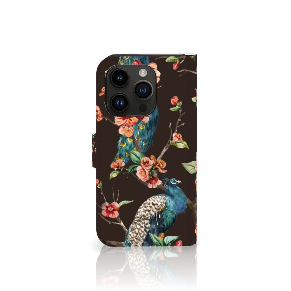 iPhone 15 Pro Telefoonhoesje met Pasjes Pauw met Bloemen met kleurrijke pauwen en bloemen op een donkere achtergrond.