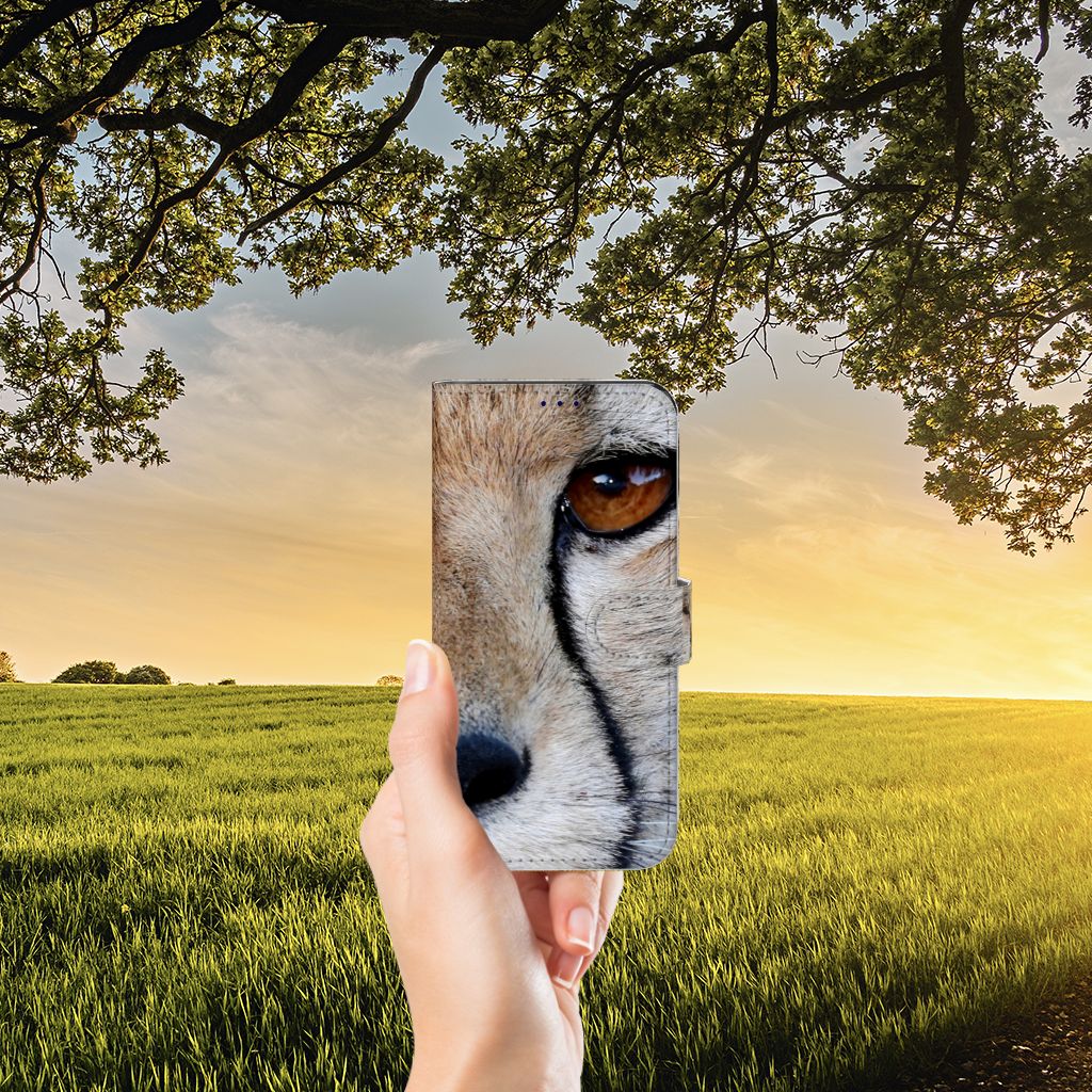 OnePlus Nord CE 2 Telefoonhoesje met Pasjes Cheetah in hand met cheeta close-up achtergrond van landelijk veld.