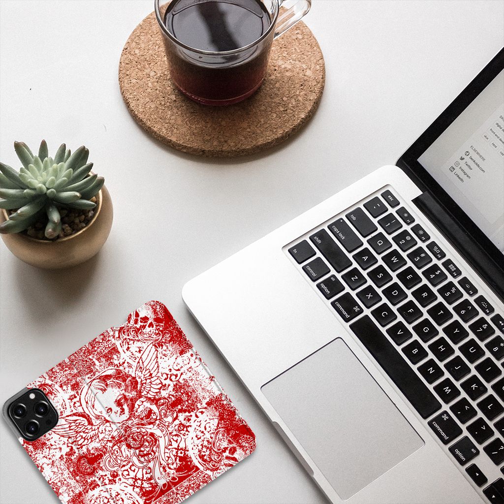 Mobiel BookCase iPhone 13 Pro Max Angel Skull Rood op bureau met laptop en plant.
