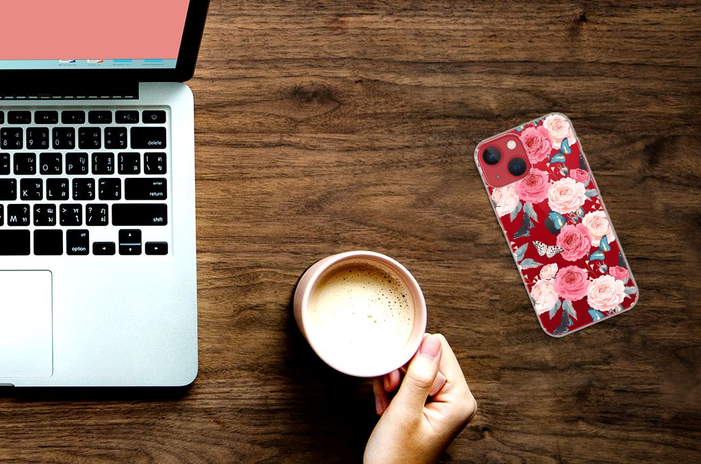 Apple iPhone 13 TPU Case Butterfly Roses naast een laptop met een hand die koffie vasthoudt. 🌹