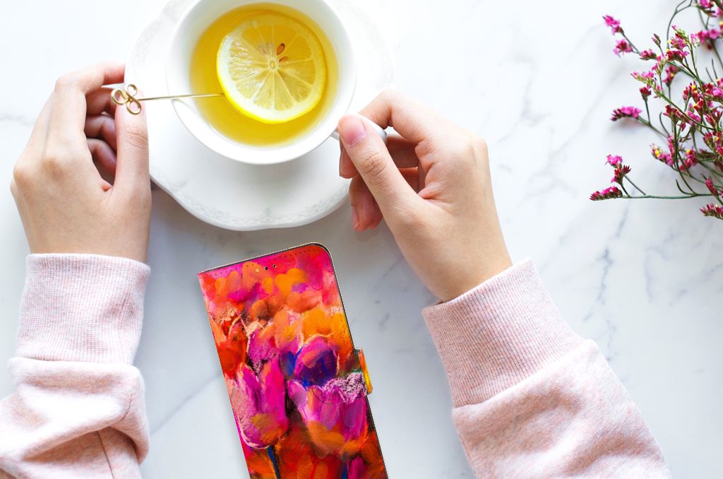 Hoesje Samsung Galaxy A14 5G Tulips met kleurrijke tulpenprint en een hand die thee vasthoudt.