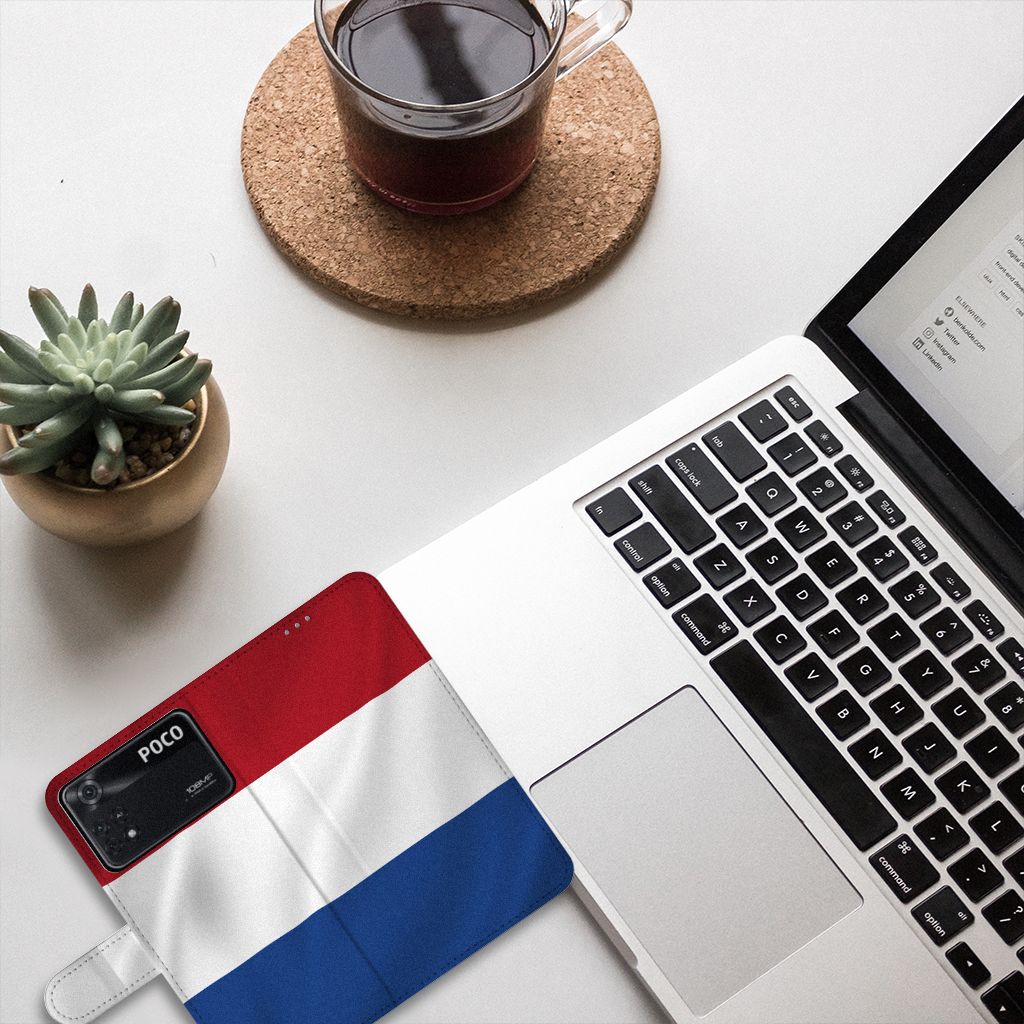 Xiaomi Poco X4 Pro 5G Bookstyle Case Nederlandse Vlag op een bureau met laptop en kopje koffie.