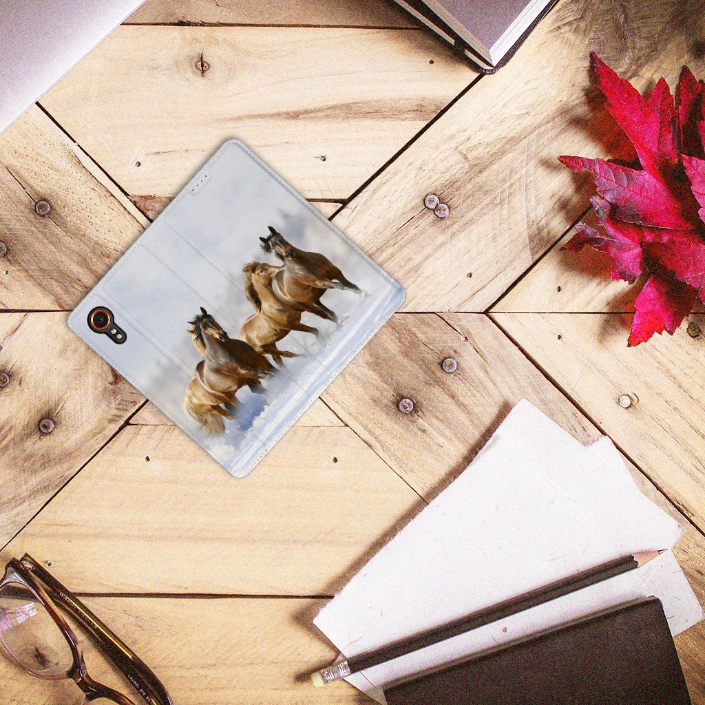 Samsung Galaxy Xcover 7 Hoesje maken Paarden met een majestueuze paardenprint op een houten oppervlak.