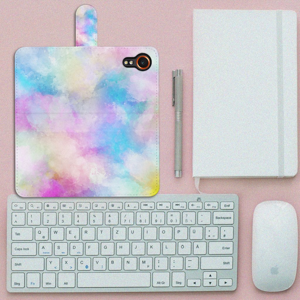 Hoesje Samsung Galaxy Xcover 7 Watercolor Light met pastelkleuren op een bureau met toetsenbord en notitieboek.
