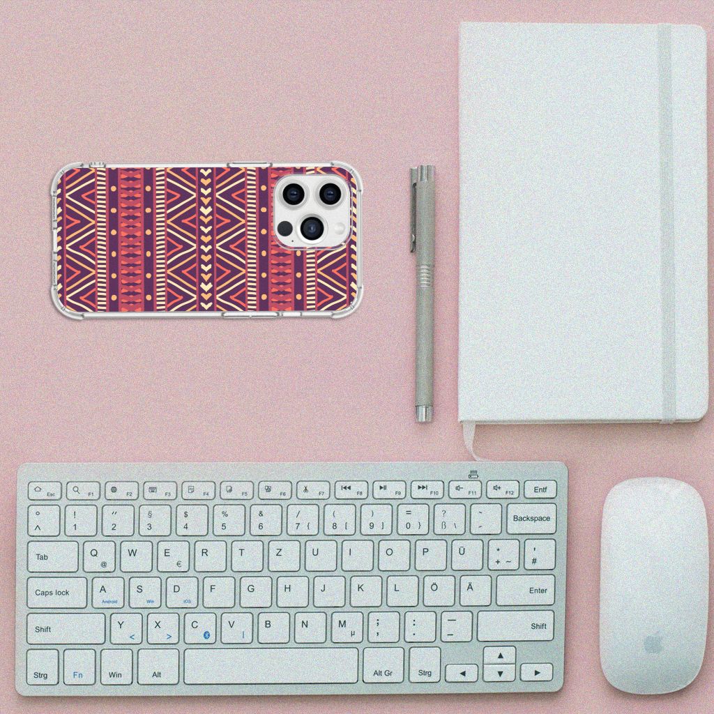 iPhone 13 Pro Max Doorzichtige Silicone Hoesje Aztec Paars op een bureau met een toetsenbord en notitieboekje.