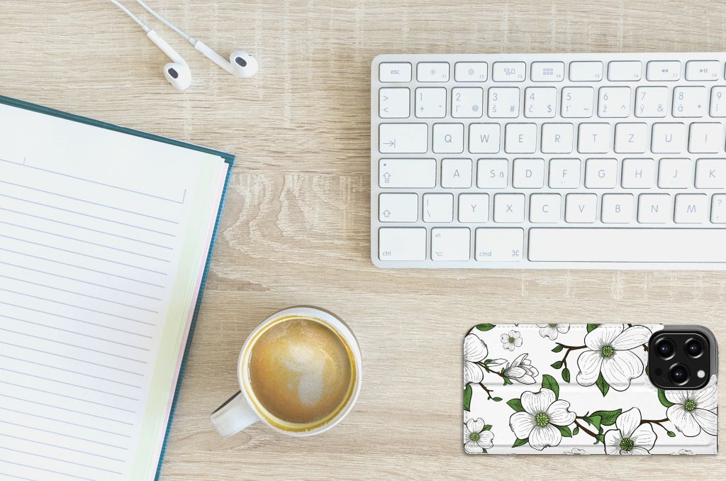 iPhone 13 Pro Max Smart Cover Dogwood Flowers op een bureau met een kopje koffie en notitieboek.