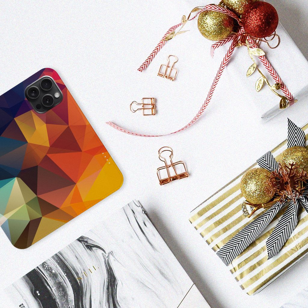 iPhone 15 Pro Stand Case Polygon Color met kleurrijke driehoeken bovenop een geschenk