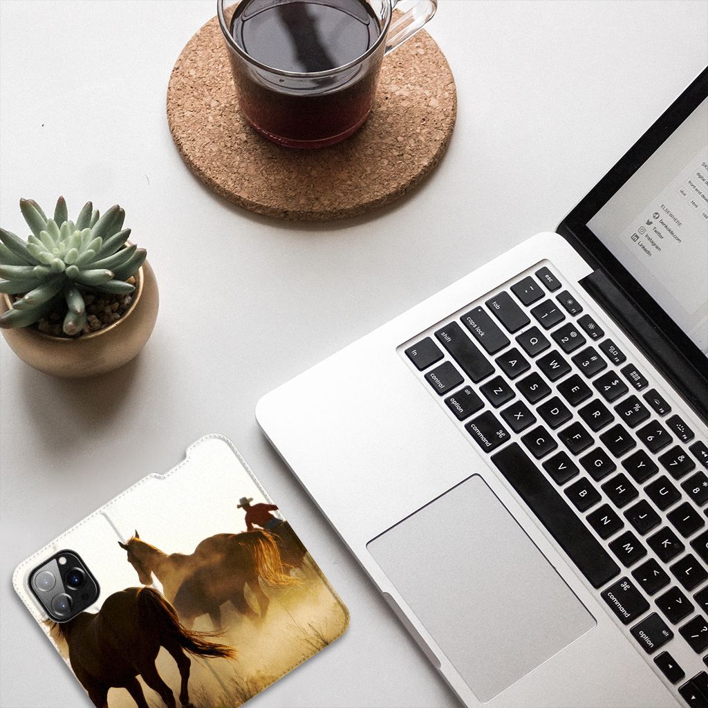 iPhone 14 Pro Hoesje maken Design Cowboy met paard en ruiter op bureau naast laptop en koffie.