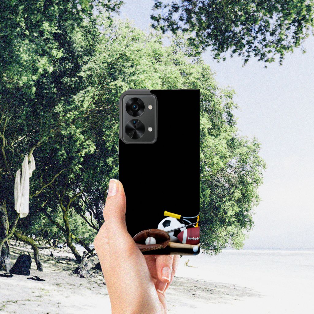 OnePlus Nord 2T Hippe Standcase Sports met sportafbeeldingen op een mooie achtergrond.