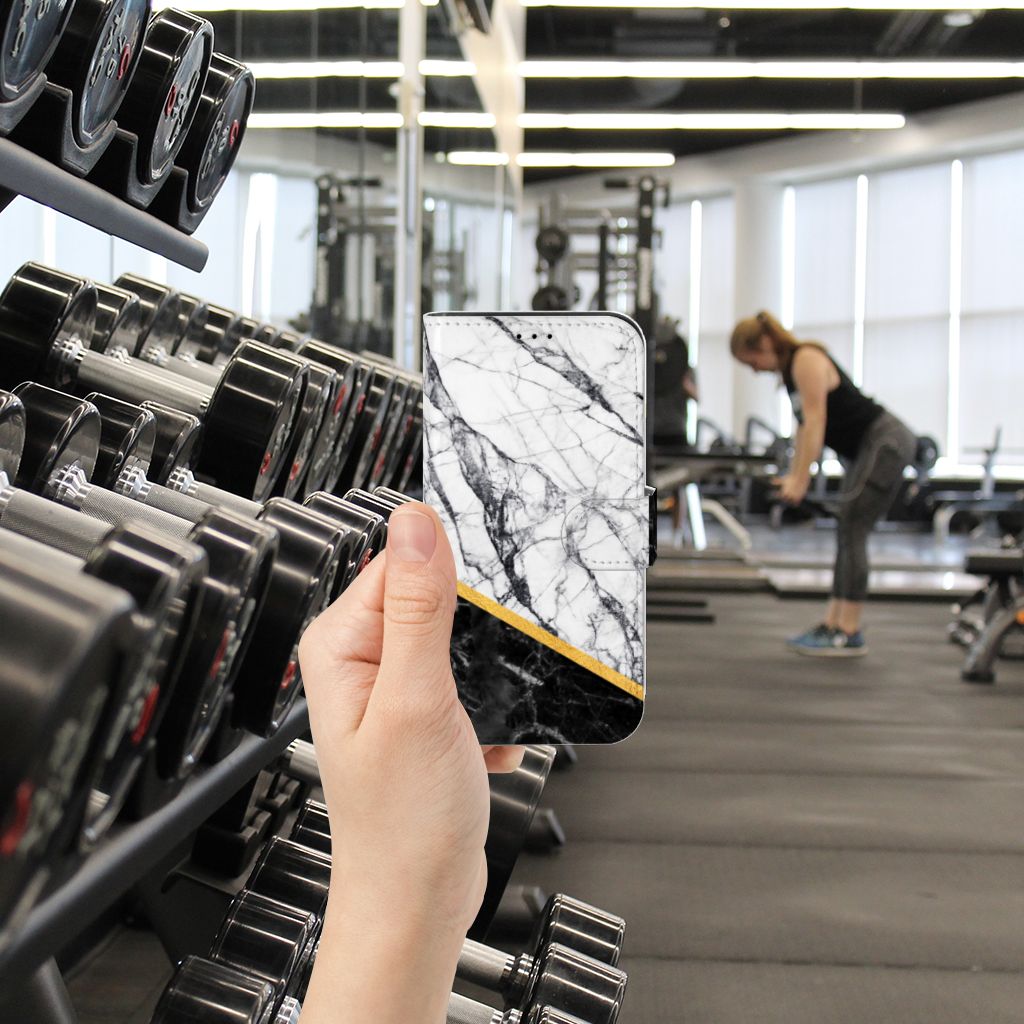 iPhone 13 Pro Bookcase Marmer Wit Zwart - Origineel Cadeau Man in de gym met dumbbells op de achtergrond.