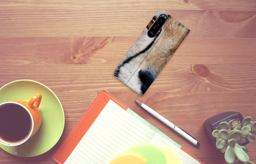 Sony Xperia 1 III Hoesje maken Cheetah met close-up van jachtluipaard op een houten tafel.