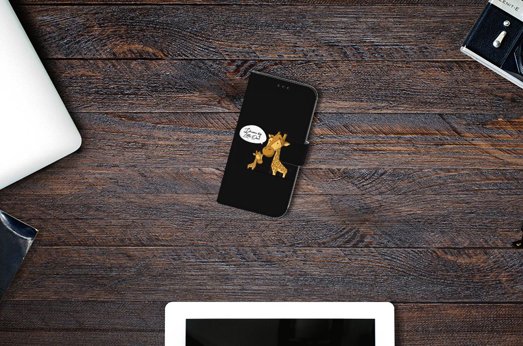 Apple iPhone 13 Leuk Hoesje Giraffe met een leuk giraffe design op een houten tafel