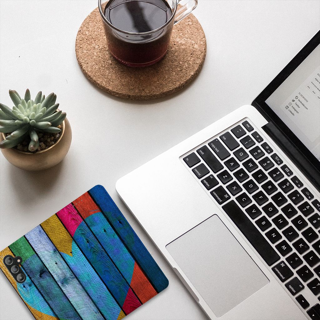 Samsung Galaxy A14 5G Book Wallet Case Wood Heart - Cadeau voor je Vriend op een bureau met laptop en kopje.