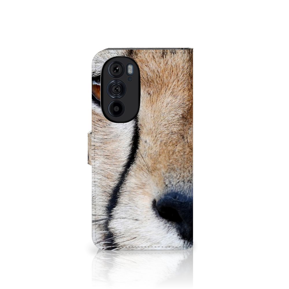 Motorola Edge 30 Pro Telefoonhoesje met Pasjes Cheetah close-up van de cheeta.