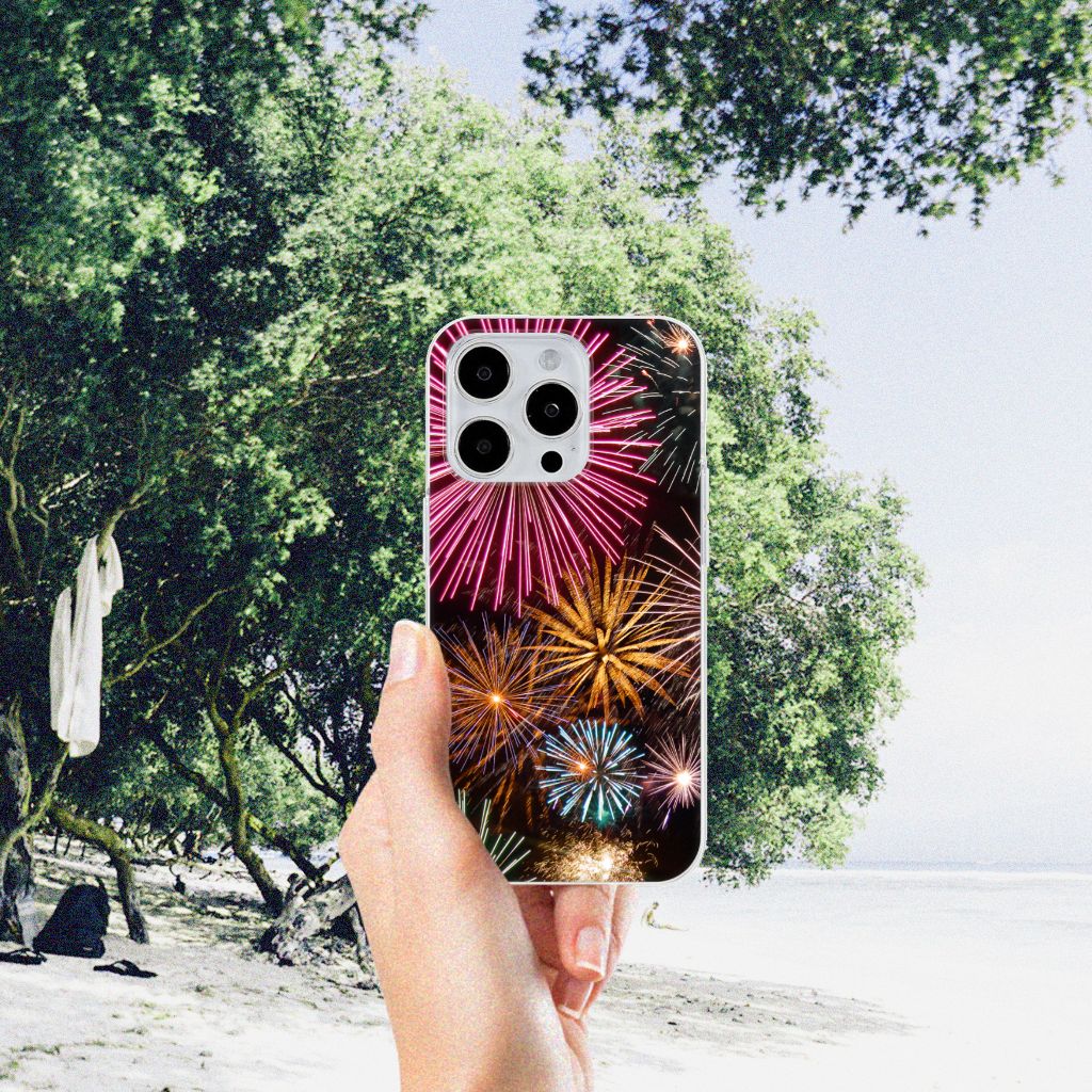 iPhone 15 Pro Max Silicone Back Cover Vuurwerk met kleurrijke siervuurwerkprint op een hand aan het strand.