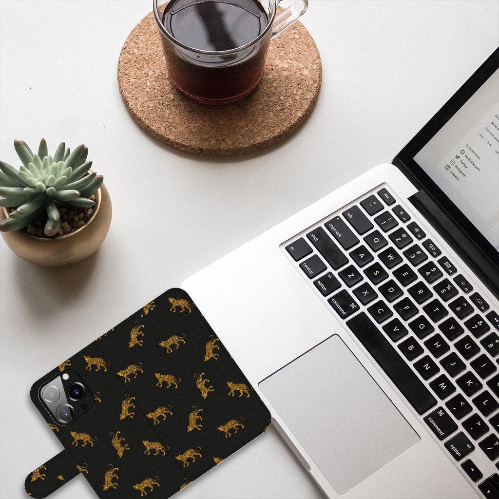 Telefoonhoesje met Pasjes voor iPhone 14 Pro Leopards op een bureau met laptop en planten.