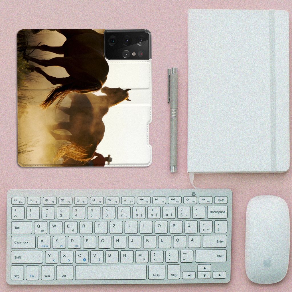 Samsung Galaxy S21 Ultra Hoesje maken Design Cowboy met paardenafbeelding op een bureau.