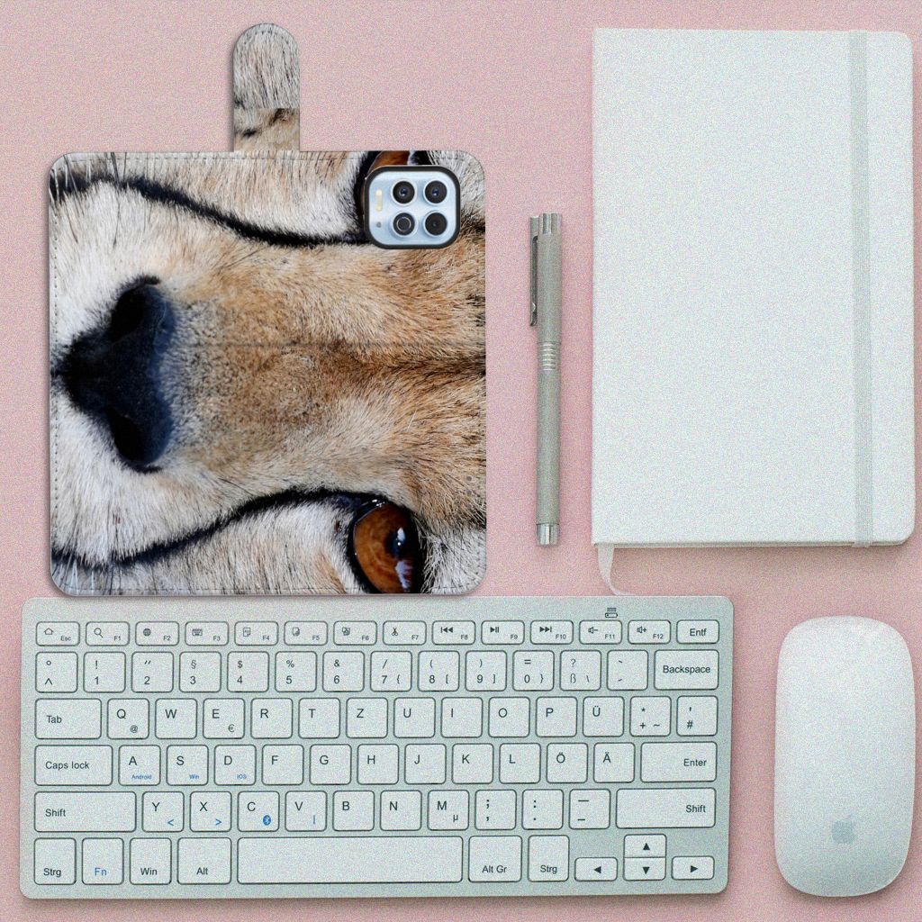 Motorola Moto G100 Telefoonhoesje met Pasjes Cheetah close-up van cheeta gezicht en smartphone accessoire