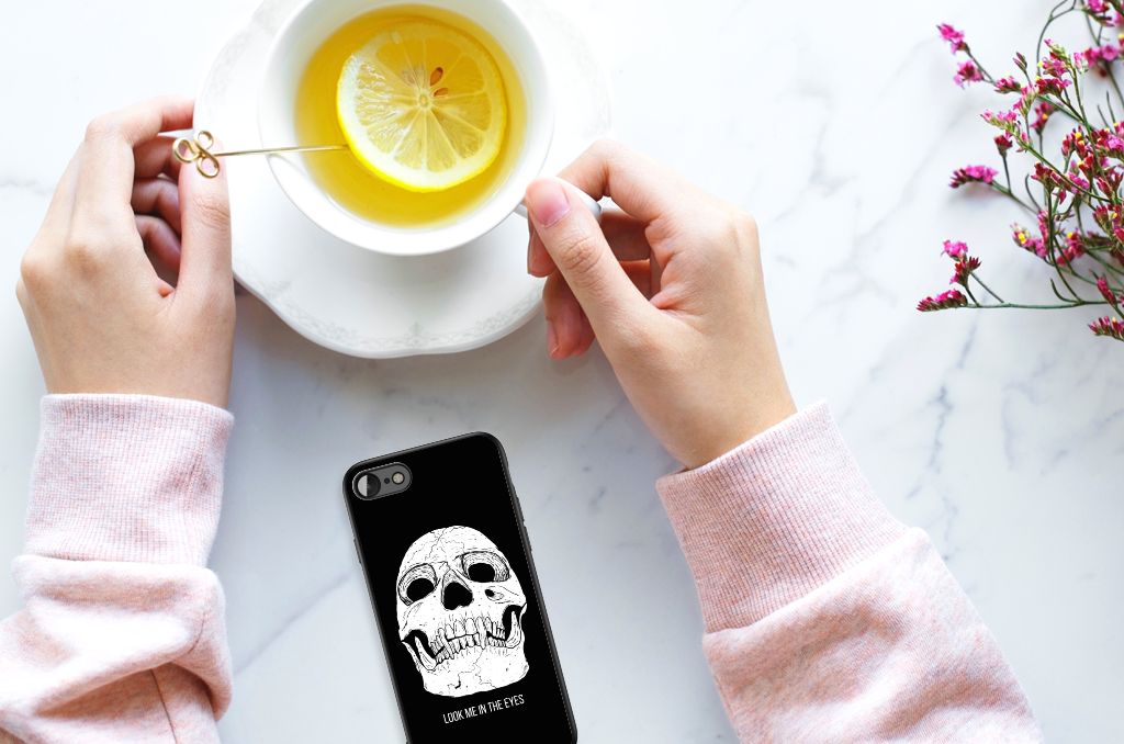 Telefoonhoesje iPhone SE 2022 | SE 2020 | 7/8 Skull Eyes op een tafel naast een warme drank.