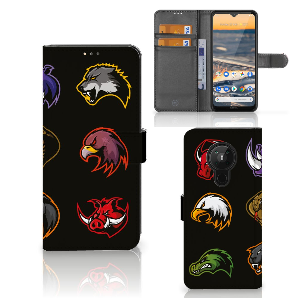 Nokia 5.3 Leuk Hoesje Cartoon met verschillende dierenprints op een zwart ontwerp.