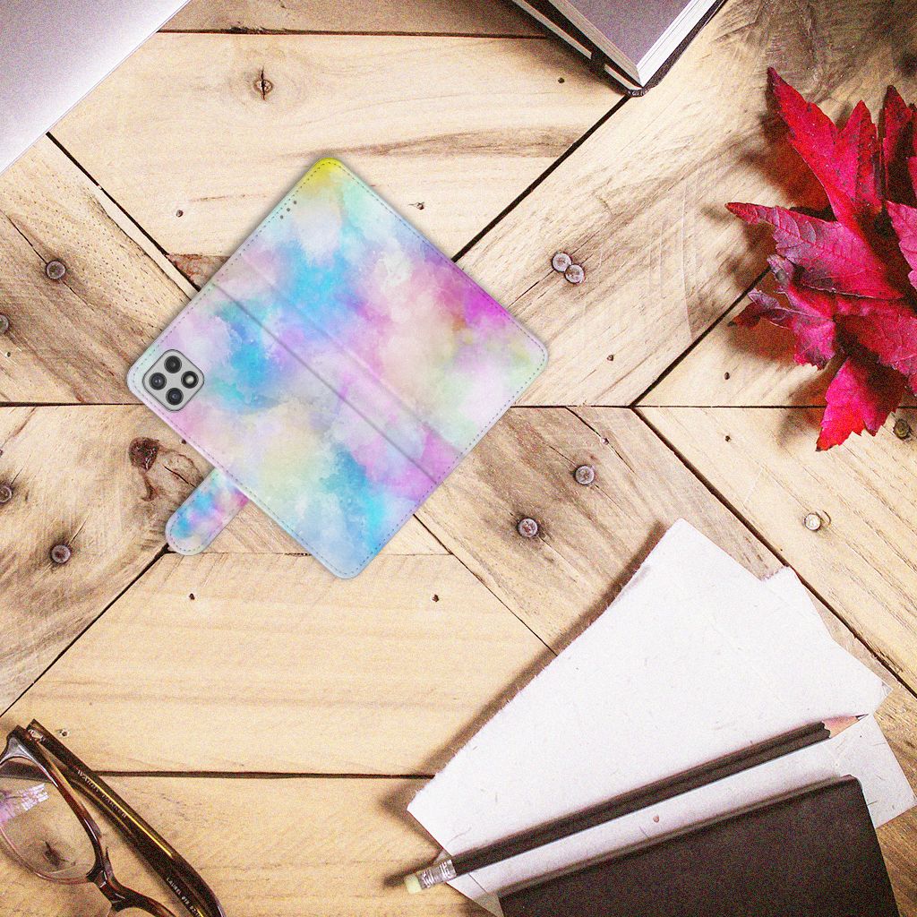 Hoesje Samsung Galaxy A22 5G Watercolor Light op een houten bureau met kleurrijke pasteltinten.