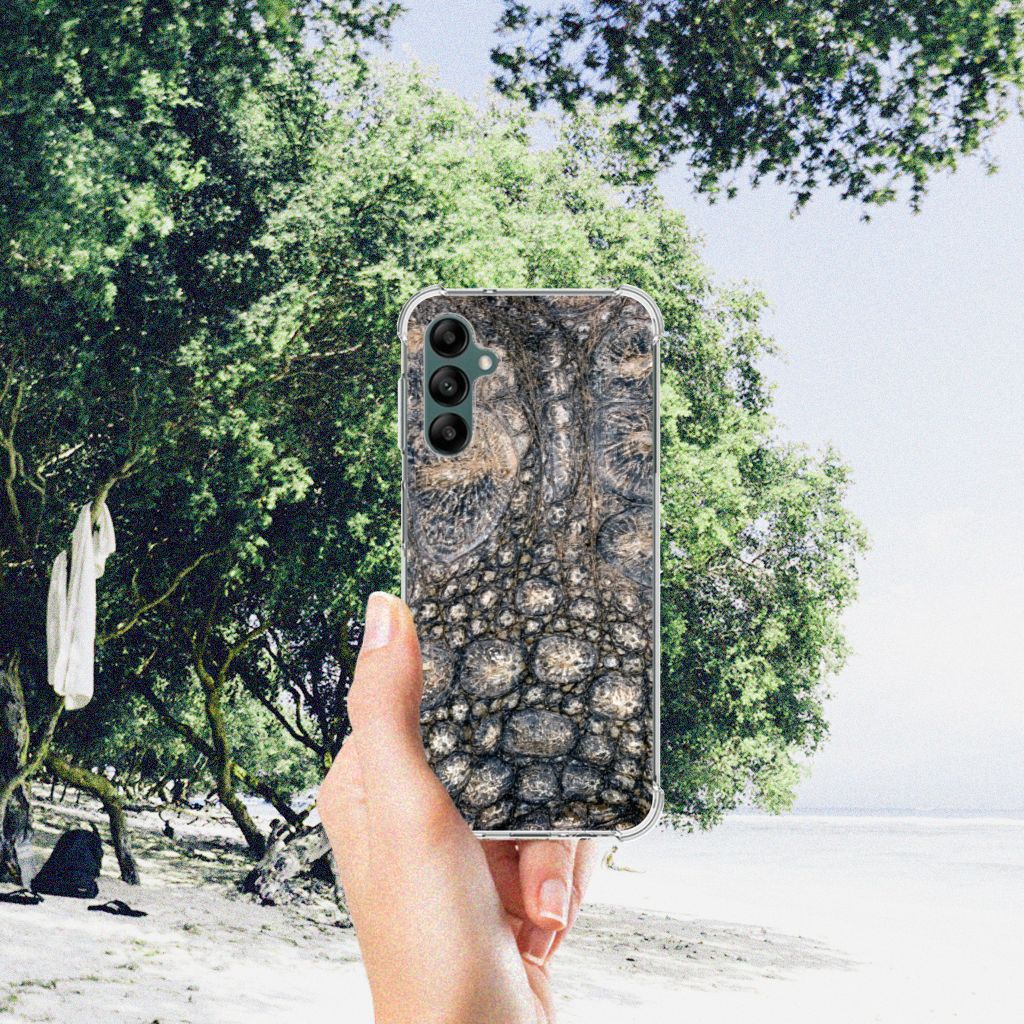 Samsung Galaxy A14 5G/4G Case Anti-shock Krokodillenprint in hand tegen een strandachtergrond.