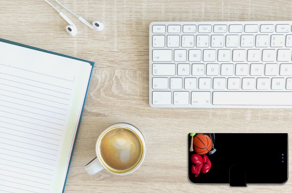 Huawei P Smart 2020 Wallet Case met Pasjes Sports met sportafbeeldingen op een bureau met een kopje koffie en een toetsenbord.