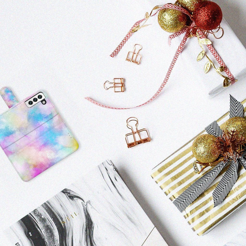 Hoesje Samsung Galaxy S22 Watercolor Light met pastelkleuren en pasjeshouder op een tafel met cadeaus.