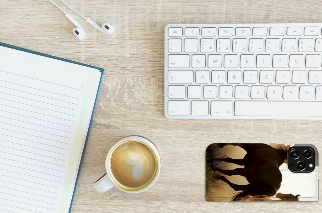 iPhone 13 Pro Max Hoesje maken Design Cowboy op bureau met koffie en notitieboek.