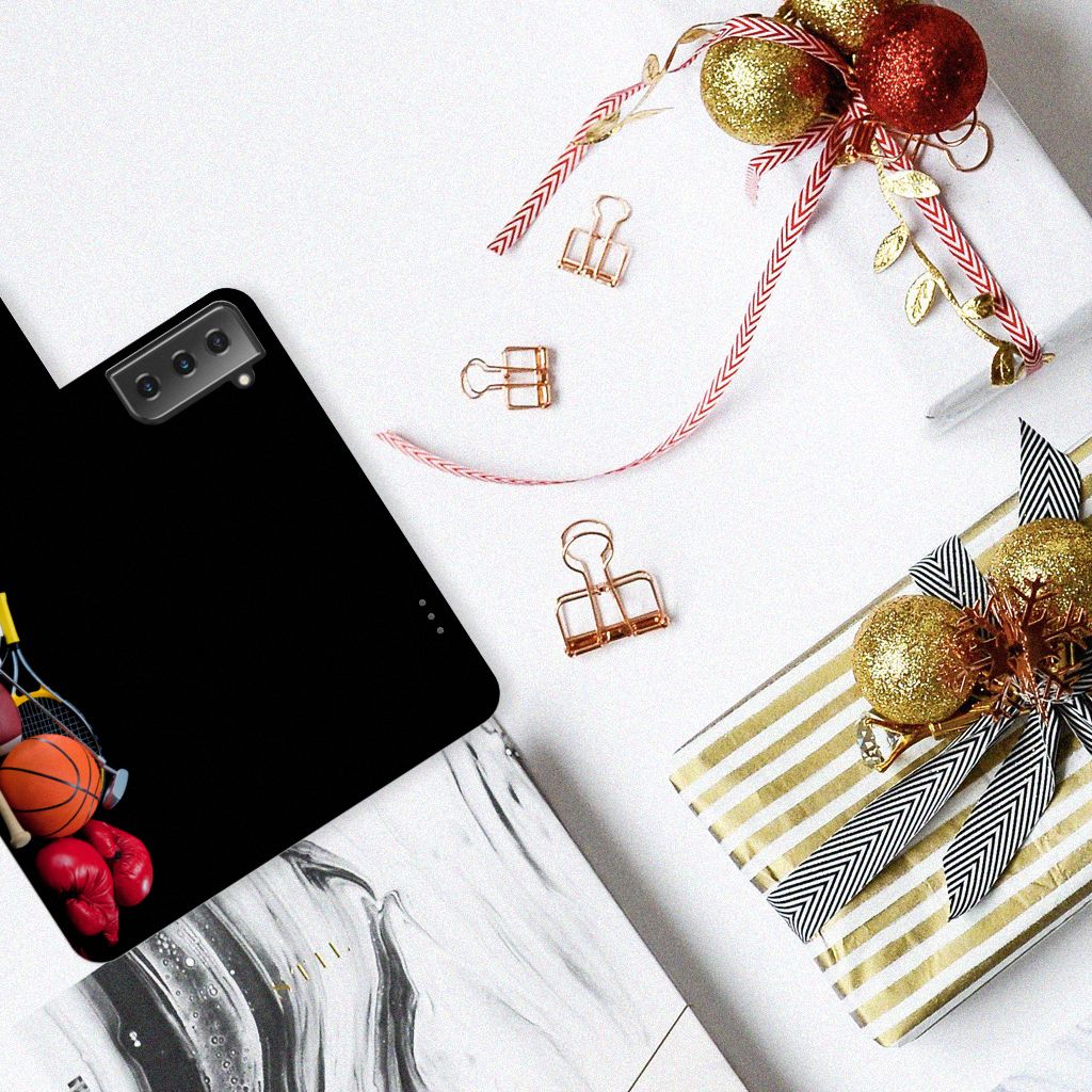 Samsung Galaxy S21 Plus Wallet Case met Pasjes Sports met sportillustraties van basketbal en boksen op tafel.