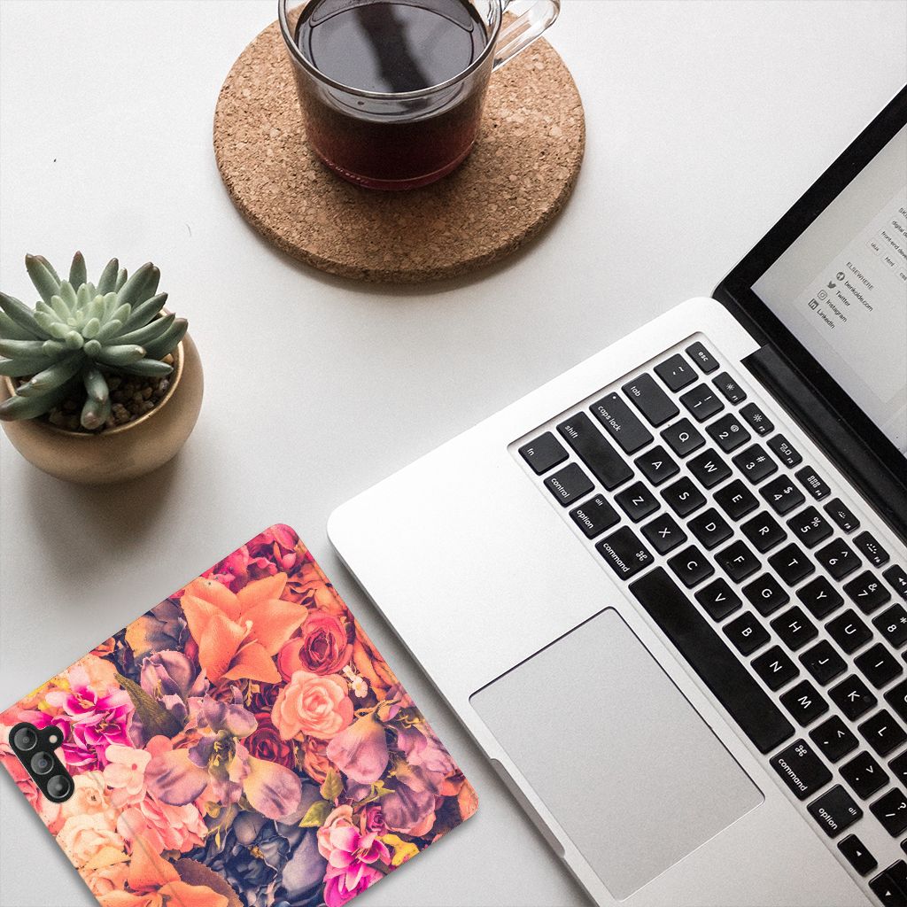 Samsung Galaxy A14 5G Smart Cover Bosje Bloemen met kleurrijke bloemen op een bureau met laptop en koffie.