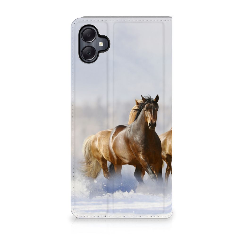 Samsung Galaxy A05 Hoesje maken Paarden met een print van rennende paarden in de natuur.