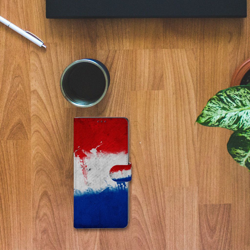 Samsung Galaxy Note20 Ultra Bookstyle Case Nederland met artistiek design van de Nederlandse vlag op een houten tafel.