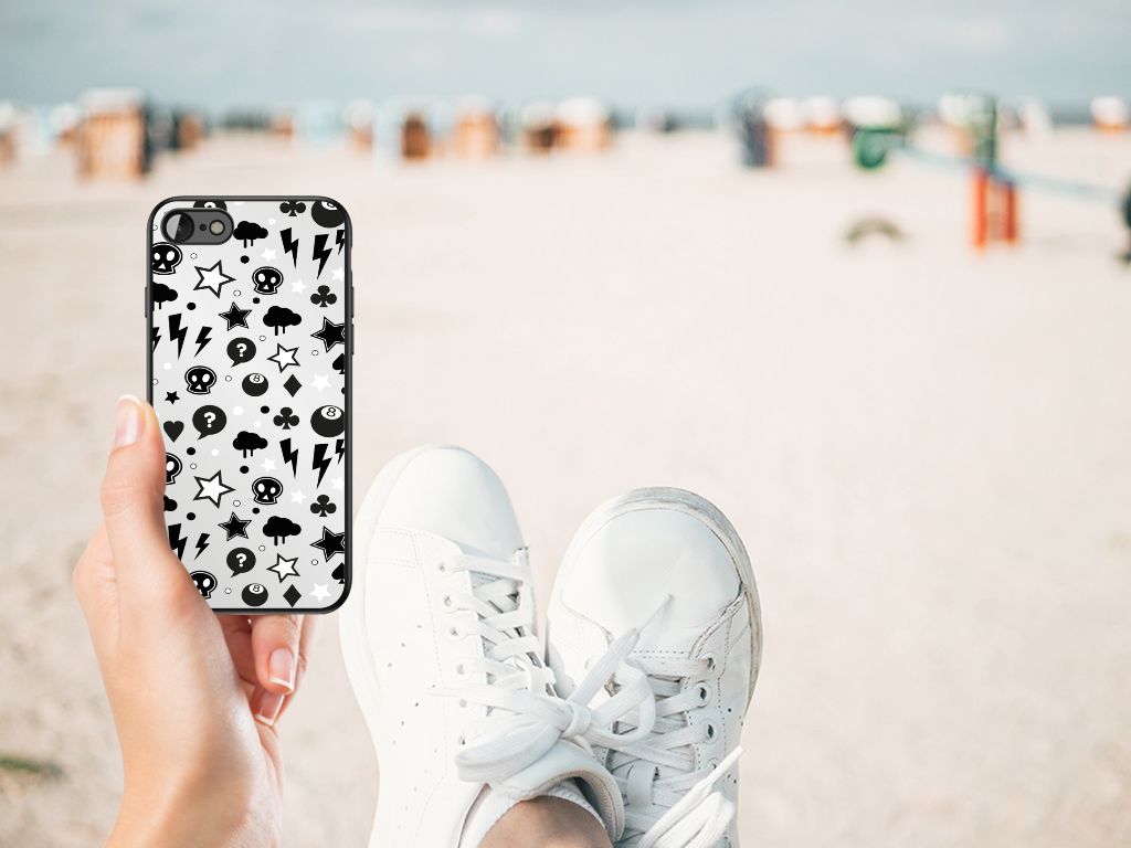 Telefoonhoesje iPhone SE 2022 | SE 2020 | 7/8 Silver Punk met skulls design op een strand.
