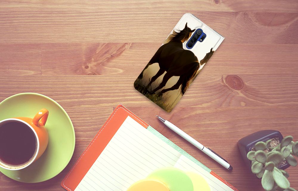 Xiaomi Redmi 9 Hoesje maken Design Cowboy met paardenprint op een houten bureau met een keukenaccessoire.